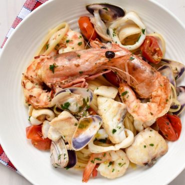 Linguine pasta ‘allo scoglio’ (on the rocks)