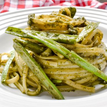 Linguine pasta with Genovese pesto sauce