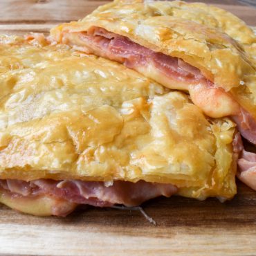 Sfoglia ripiena (puff pastry filled) with ham and mozzarella