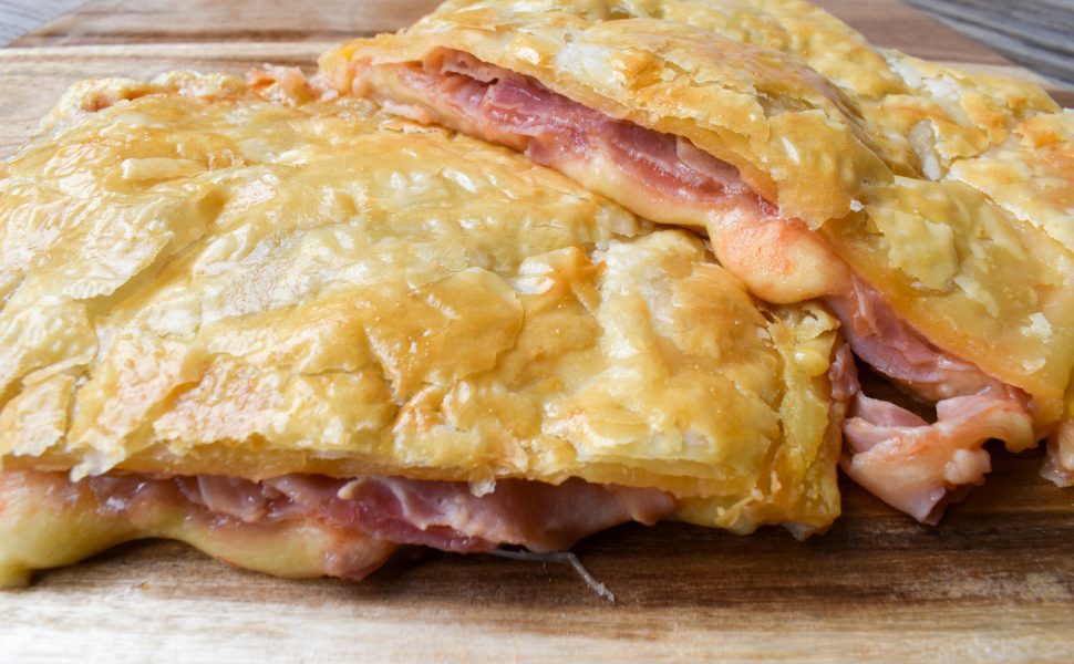 Sfoglia ripiena (puff pastry filled) with ham and mozzarella