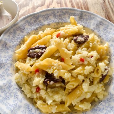 Pasta ‘cavolfiore e olive’ (cauliflower and olives)