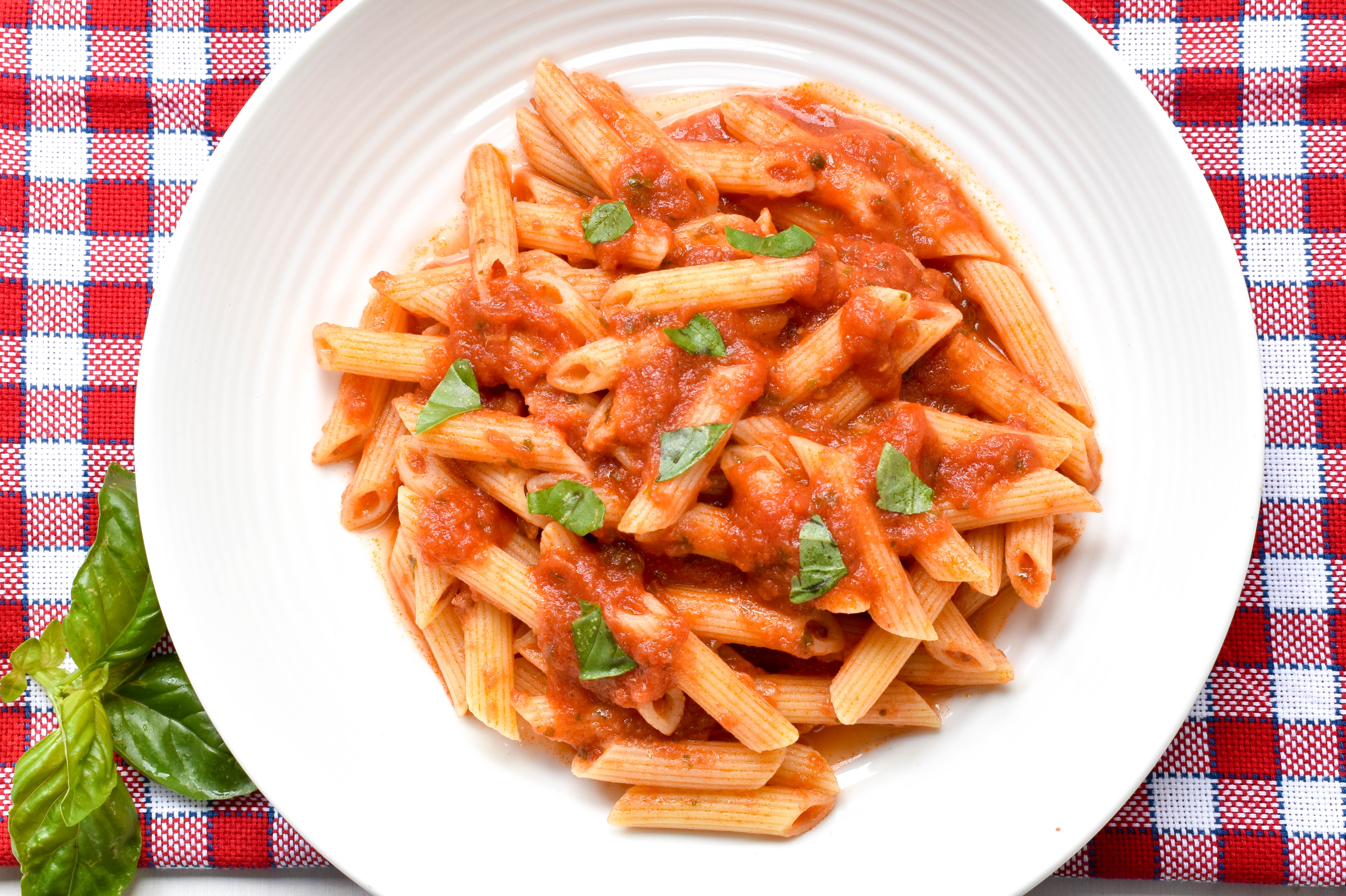 Penne pasta 'al pomodoro' (with Italian tomato sauce) - Italian Spoon