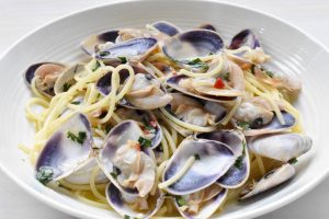 Spaghetti pasta 'alle vongole' (with clams)