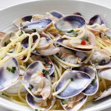 Spaghetti pasta ‘alle vongole’ (with clams)