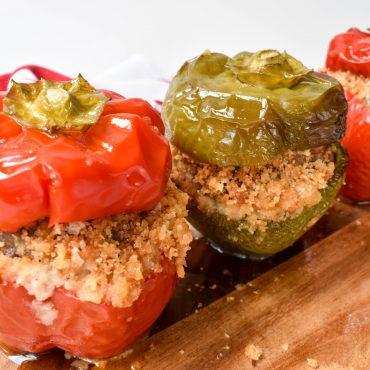 Peperoni ripieni di carne e salsiccia (Meat and pork sausage stuffed capsicum/peppers)