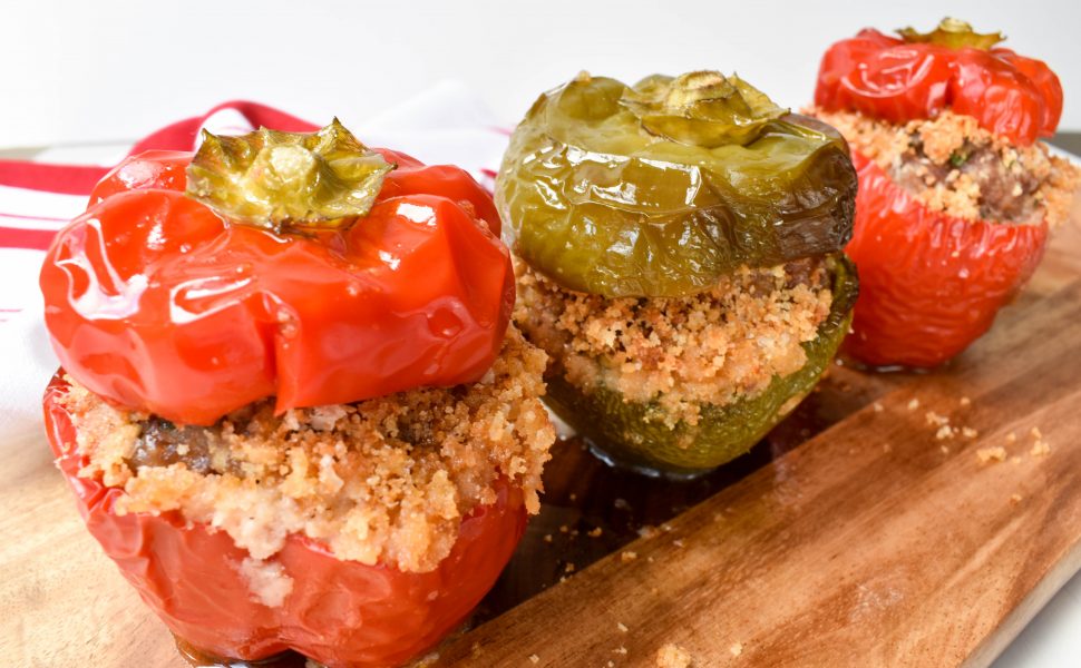 Peperoni ripieni di carne e salsiccia (Meat and pork sausage stuffed capsicum/peppers)