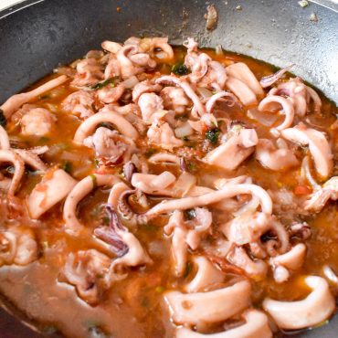 Calamari al vino rosso (with red wine)