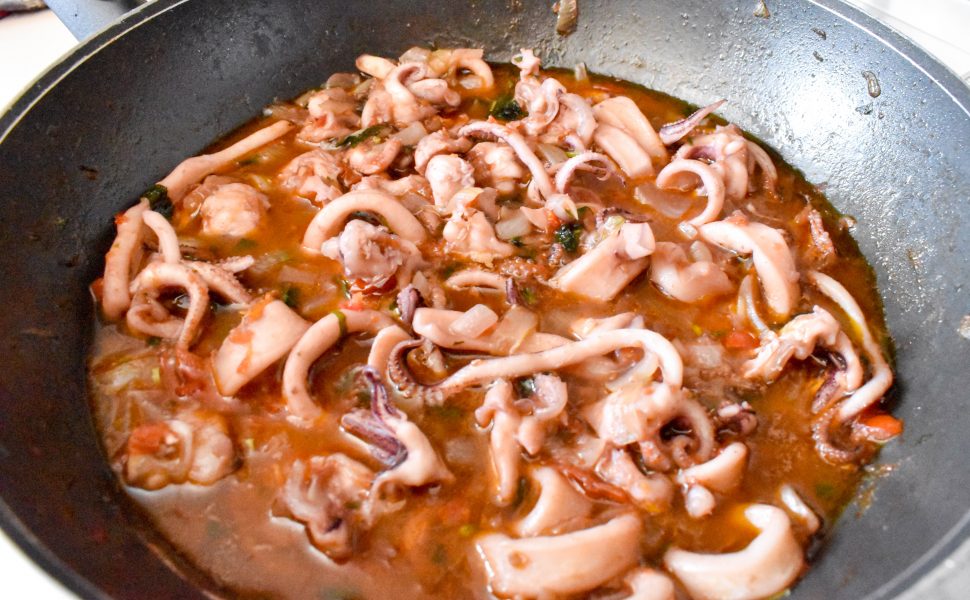 Calamari al vino rosso (with red wine)