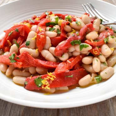 Fagioli cannellini (cannellini bean) and peperoni (capsicum/pepper) salad