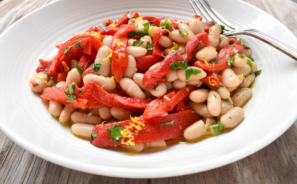 Fagioli cannellini (cannellini bean) and peperoni (capsicum/pepper) salad