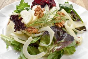 Insalata mista, finocchio, pera e noci (salad of mixed lettuce, fennel, pear and walnuts)