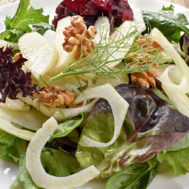 Insalata mista, finocchio, pera e noci (salad of mixed lettuce, fennel, pear and walnuts)