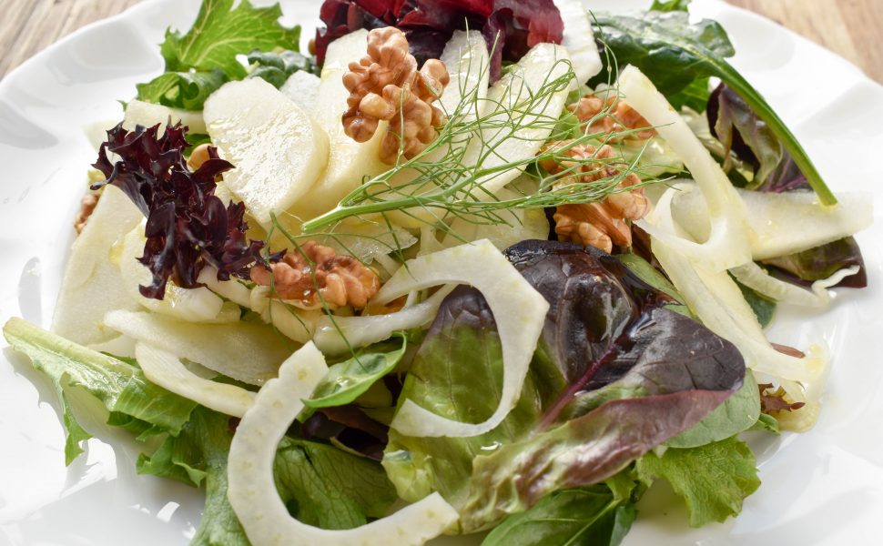 Insalata mista, finocchio, pera e noci (salad of mixed lettuce, fennel, pear and walnuts)