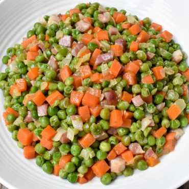 Peas with onion, carrot and pancetta