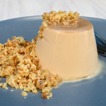 Coffee-flavoured panna cotta and walnut crumb