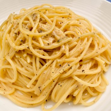 Spaghetti with ‘cacio e pepe’ (cacio cheese and pepper)