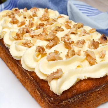 Banana cake with vanilla cream cheese icing