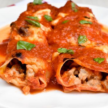 Meat-filled cannelloni with Italian tomato sauce