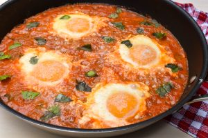 Uova alla contadina (saucy peasant eggs)