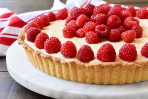 Crostata 'ai lamponi e crema pasticciera' (raspberry and vanilla bean cream tart)