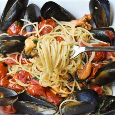 Spaghetti pasta ‘con le cozze’ (with mussels)