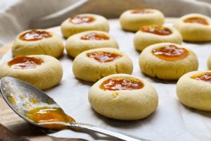 Biscottini with apricot jam