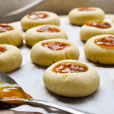 Biscottini with apricot jam