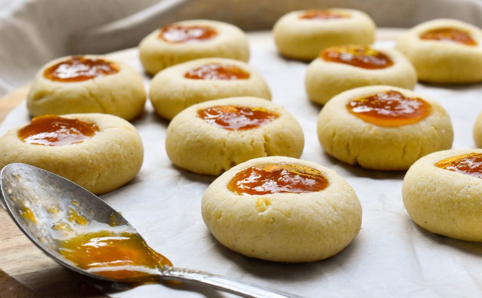 Biscottini with apricot jam