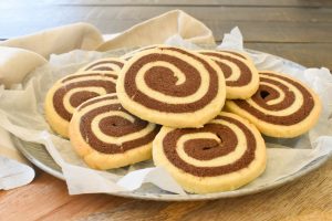 Girelle (Chocolate and vanilla swirl shortbread biscuits)