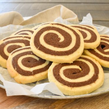 Girelle (Chocolate and vanilla swirl shortbread biscuits)