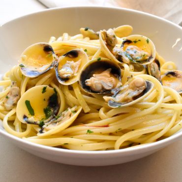 Clam pasta with saffron